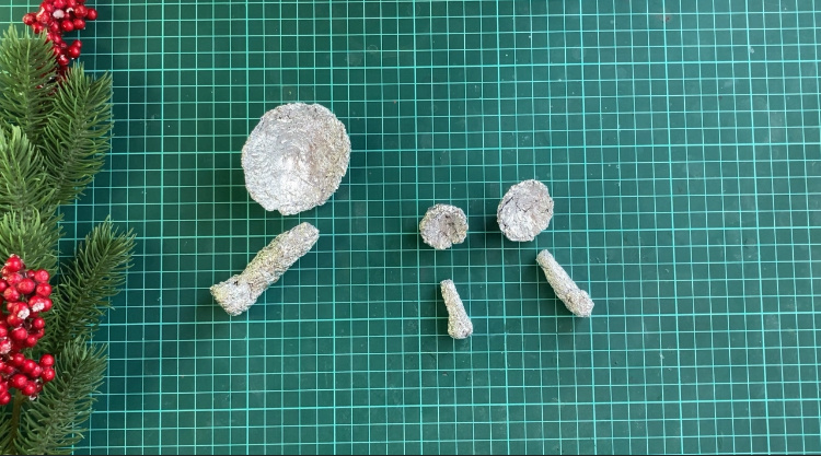 Заготовки деталей грибов из фольги. Фото: Елочные игрушки ЕленыКа     