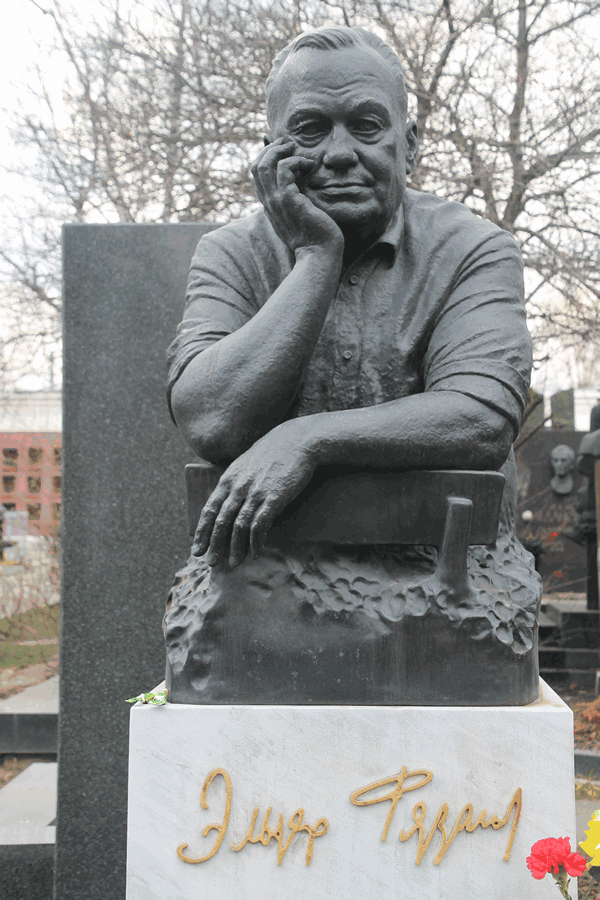 Памятник Рязанову на Новодевичьем кладбище