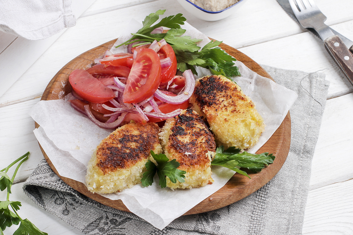 Картофельные шайбы с томатами и грибным кетчупом