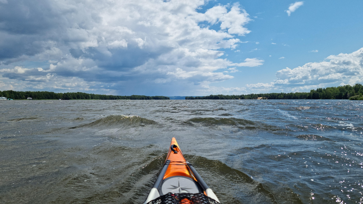 Вышел из тихой бухты и сразу попал на аттракцион "Удержись на волне".