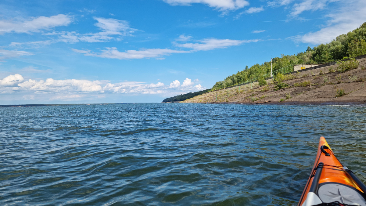 Бетон! Наконец-то бетон! После бесконечной воды даже дамба кажется родным домом. Чебоксары, я иду!