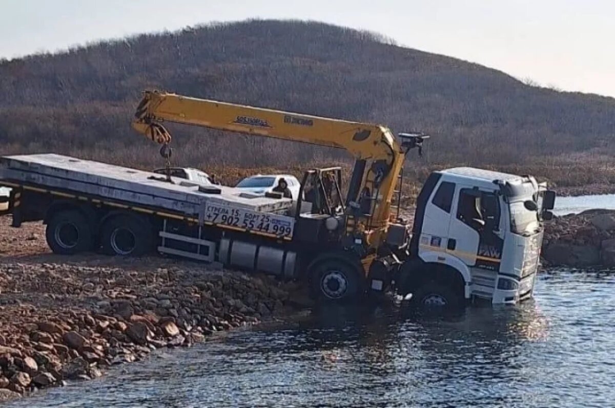    Во Владивостоке требуют проверить перевозчика после затопления грузовика