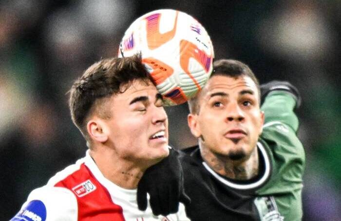    Манфред Угальде («Спартак») и Диего Коста («Краснодар») во время матча.Степан Ноздрев/ТАСС