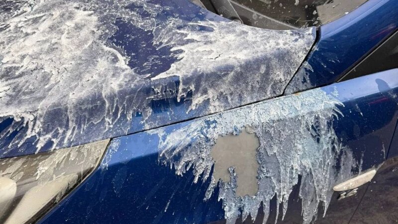     Кислотой облили машины в Барнауле. Телеграм-канал «В курсе 22 Барнаул»