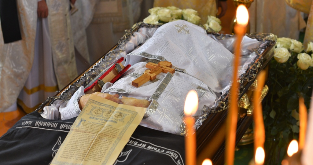 Какие вещи нельзя класть в гроб перед погребением.