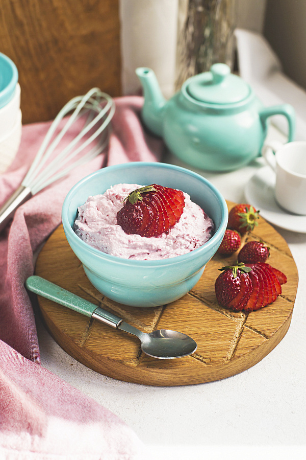 Нежная творожная масса «Ягодка моя» со свежей клубникой