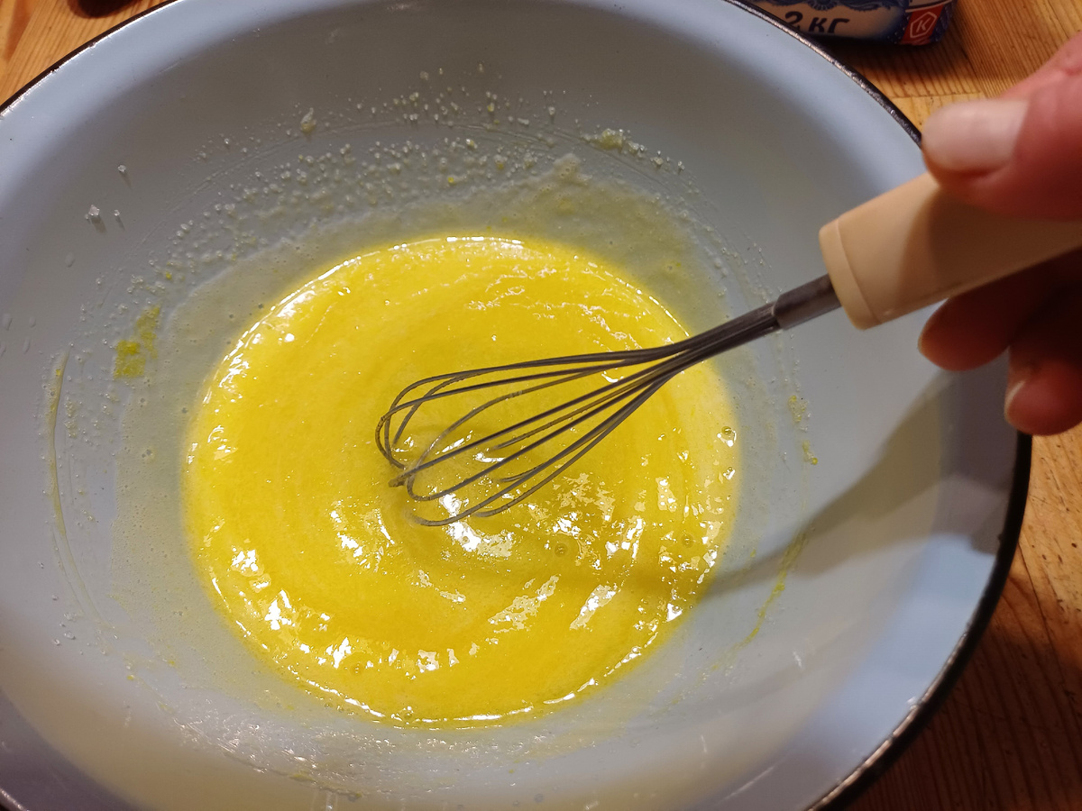 Венчиком взбиваю яйца с сахаром и добавляю растопленный маргарин. фото автора