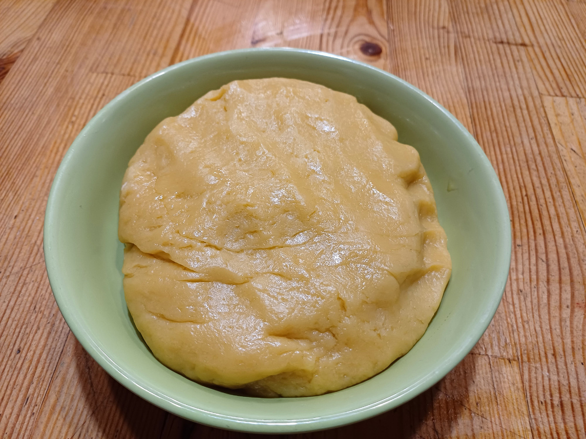 Тесто выкладываю в посуду и отправляю в холодильник на полчаса. Фото автора