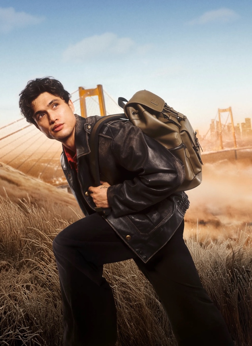    Эль Фаннинг и Чарльз Мелтон снялись для новогоднего кампейна Coach (фото 3)