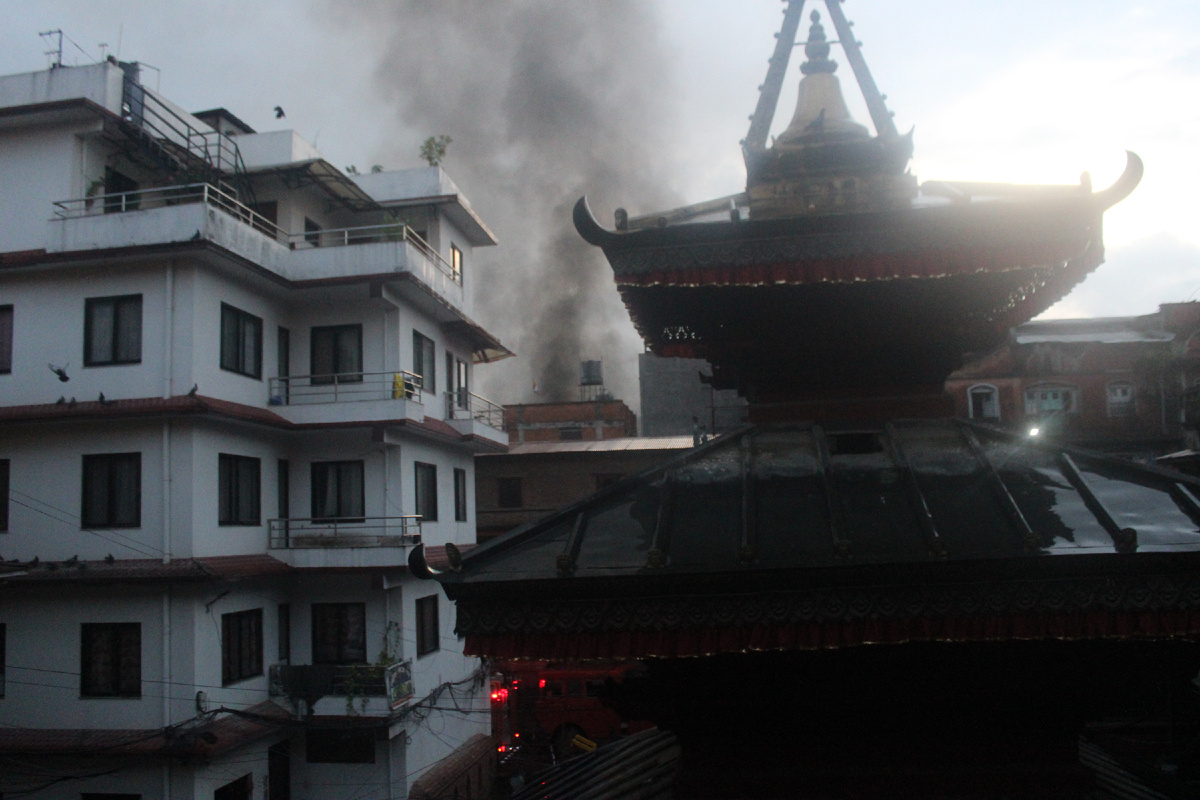 Горит не храм, а дом за ним