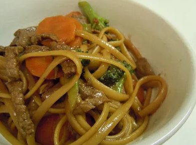 Говядина в кисло-сладком соусе с лапшой.