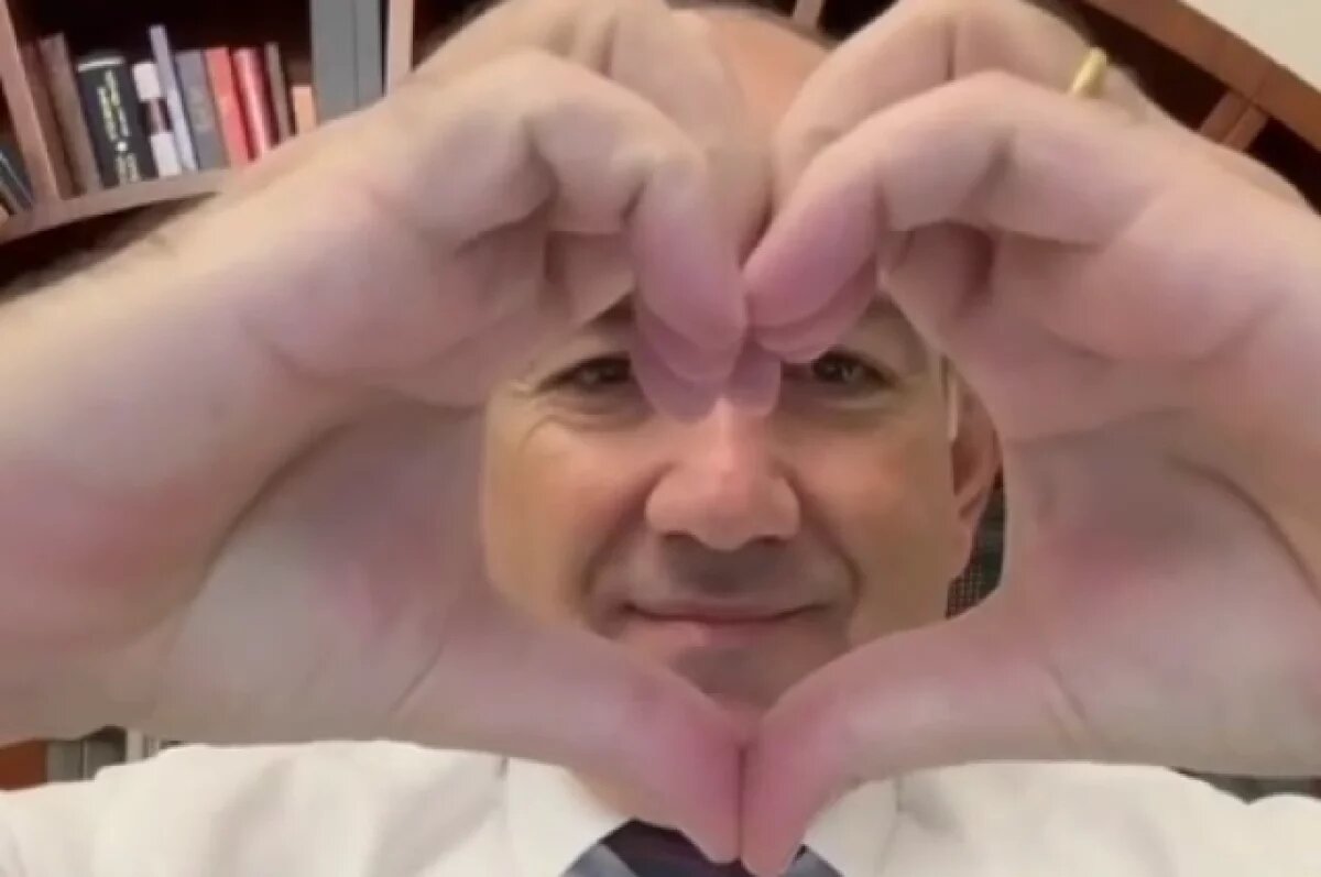    Пашинян снял видео под песню Macan о любви, показав «сердечко»