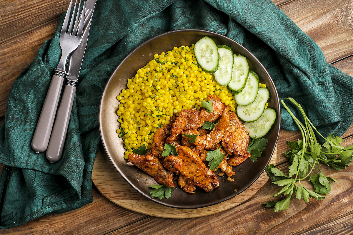 Куриное филе в соусе Тапенад с птитимом и пряностями