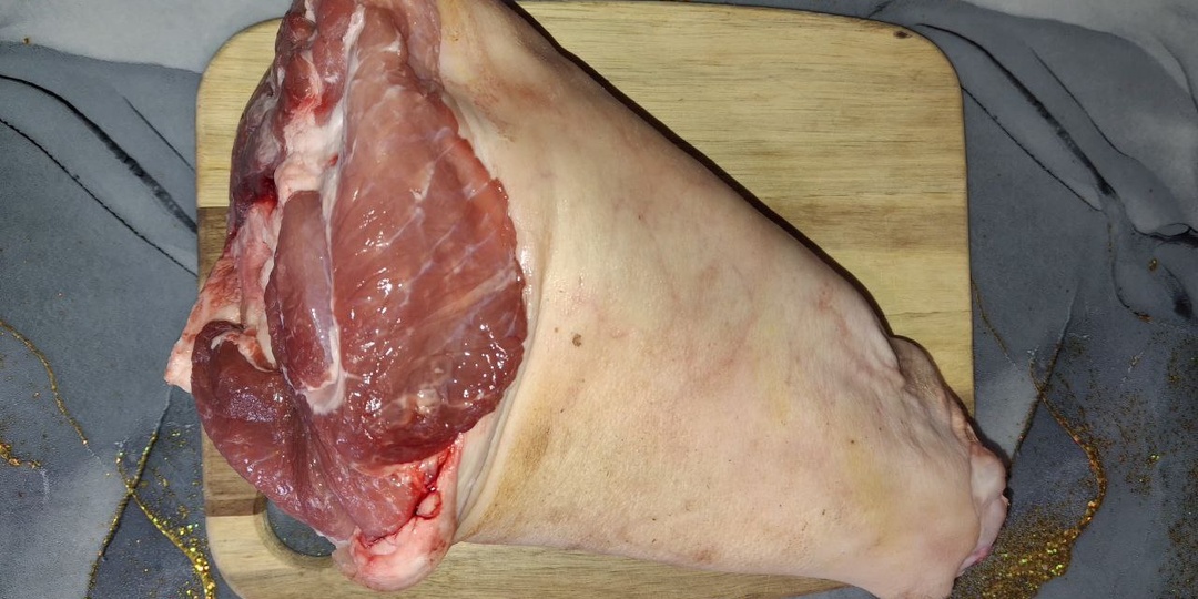 Нежная свиная рулька в духовке: хрустящая корочка и сочная мякоть.