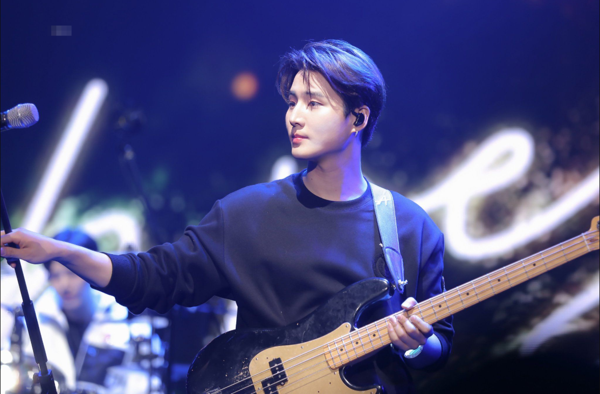 Снимок с экрана монитора. Участник группы ДЭЙ6 Ёнкей