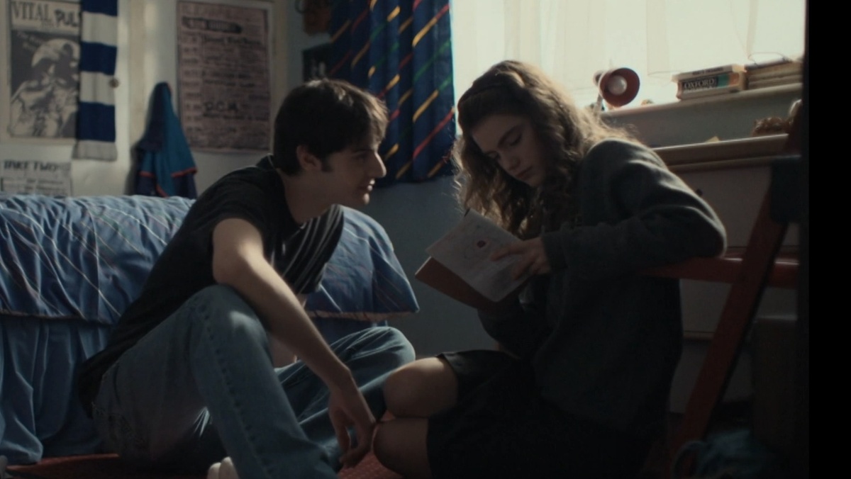 Кадр из сериала "Микстейп" (2025, реж. Л. Гэффи)