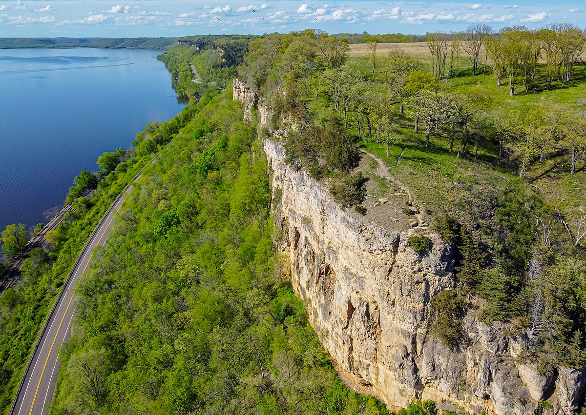 Девичья Скала (англ. Maiden's Rock) возле озера Пепин (шт. Висконсин) (Borrowed from here https://en.wikipedia.org/wiki/Maiden_Rock,_Wisconsin#/media/File:Maiden_Rock_photo_01.jpg, many Thanks to the Uploader and to Wikipedia)