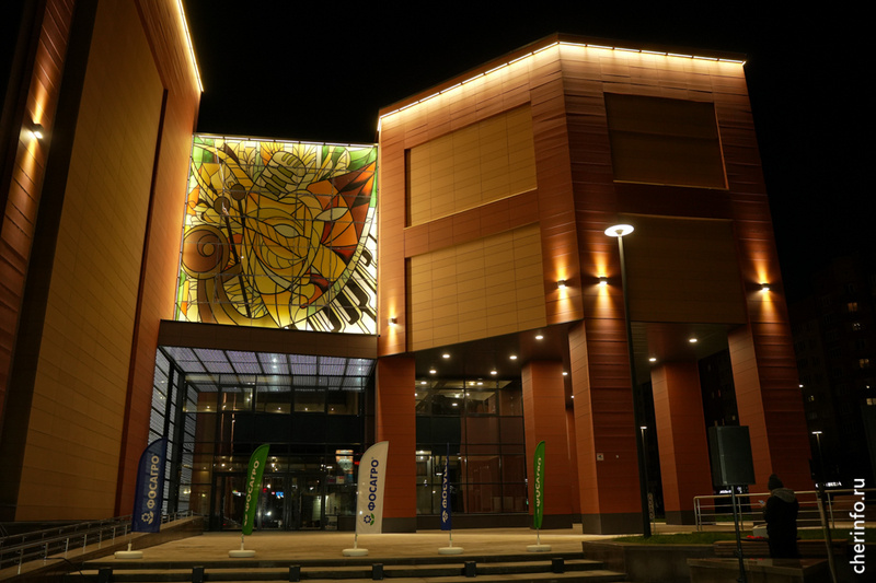    Работы финансировала компания "ФосАгро". Во время ремонта фасад был утеплен и облицован терракотовыми панелями