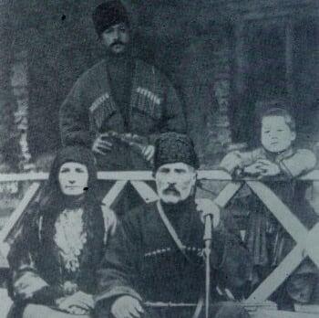 Важа-Пшавела, его супруга Тамари, Вахтанг Разикашвили (ребенок) и Леван Разикашвили.