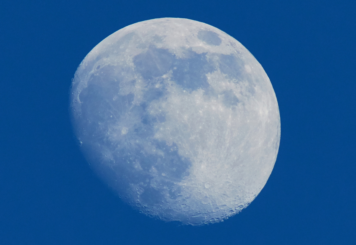 Луна в дневное время