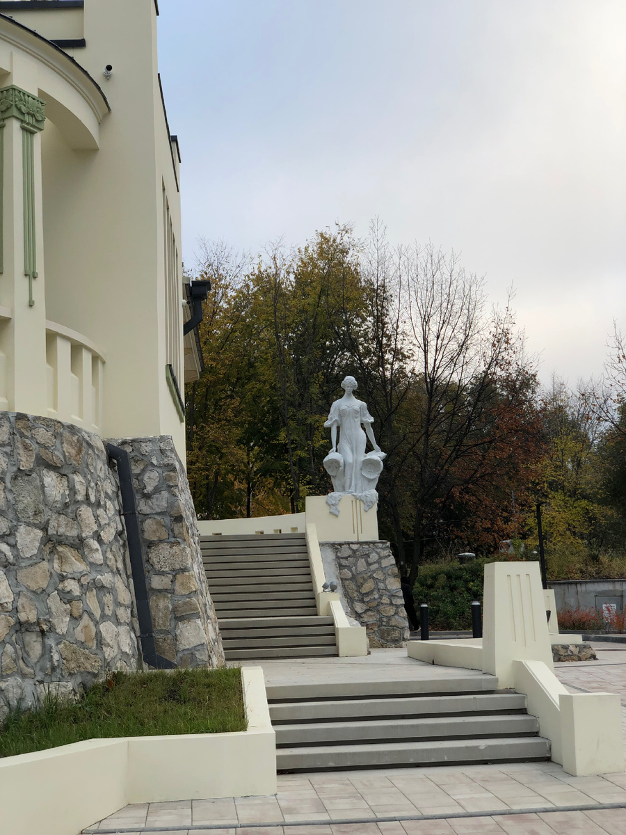 Панночка в усадьбе Головкина. Фото автора.