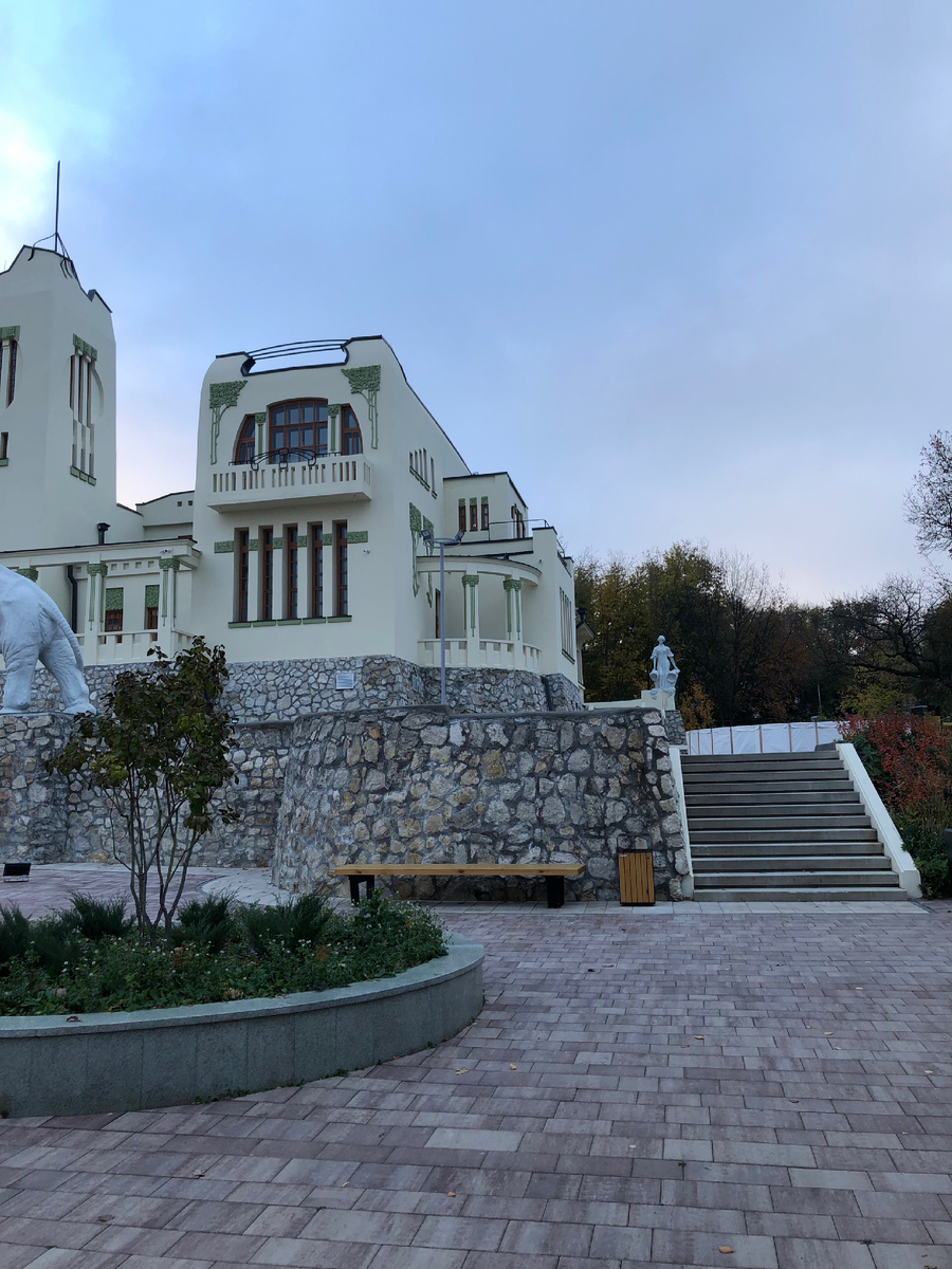 Панночка в усадьбе Головкина. Фото автора.