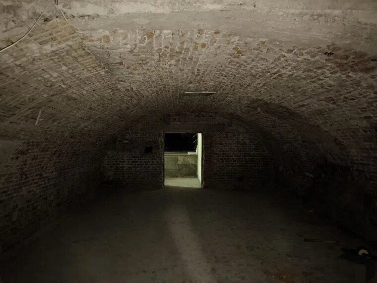 Примечательные открытия были сделаны и в подвальной части строения
Фото: telegram-канал Павла Черепанова