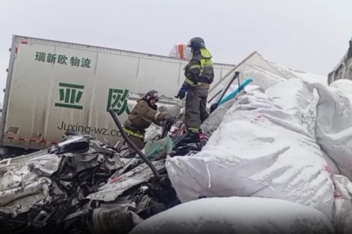    Фуру из Китая развернуло поперёк трассы.