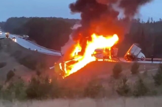    После столкновения фур под Нижнеудинском машины начали гореть. Фото: Госавтоинспекция Иркутской области