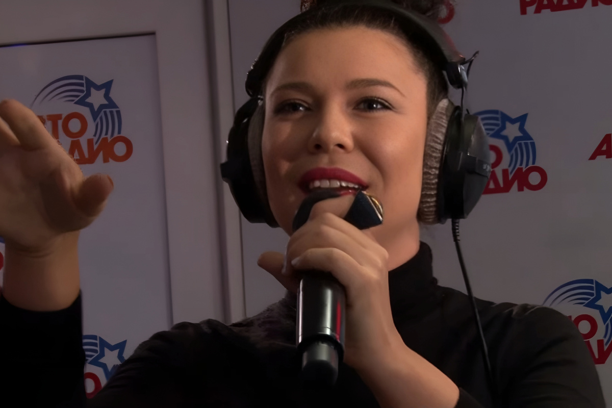 Елизавета Иванцив. Фото: кадр из видео "Ёлка - Прованс (LIVE @ Авторадио)".