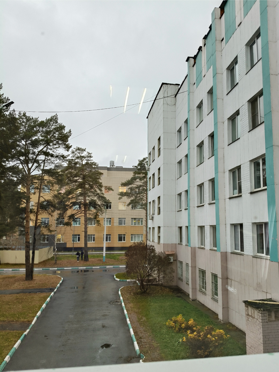 Вид из окна какого-то перехода. Это я впервые плутала в поисках стихийного магазинчика