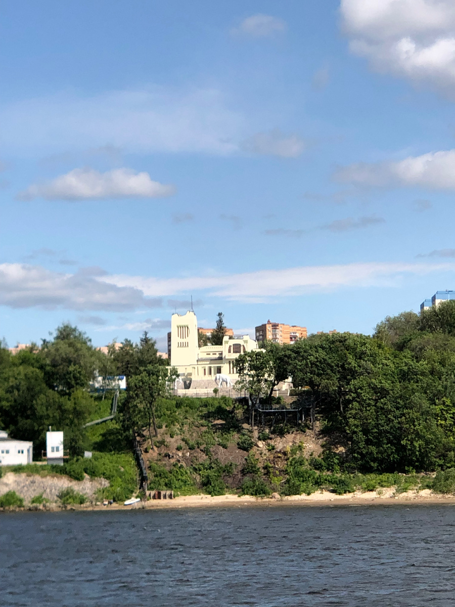 Слоны на даче Головкина. Фото автора.