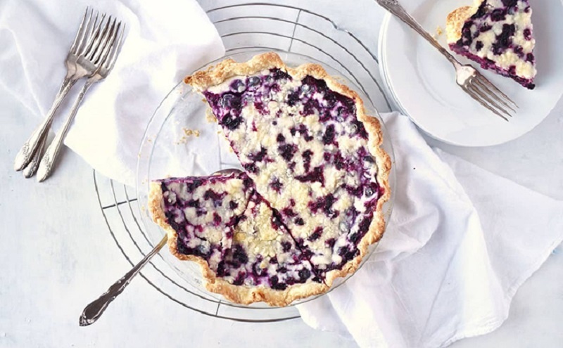 Нежный ягодный пирог со сметанной заливкой: простота приготовления и потрясающий вкус