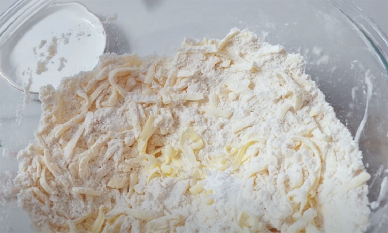 Нежный ягодный пирог со сметанной заливкой: простота приготовления и потрясающий вкус