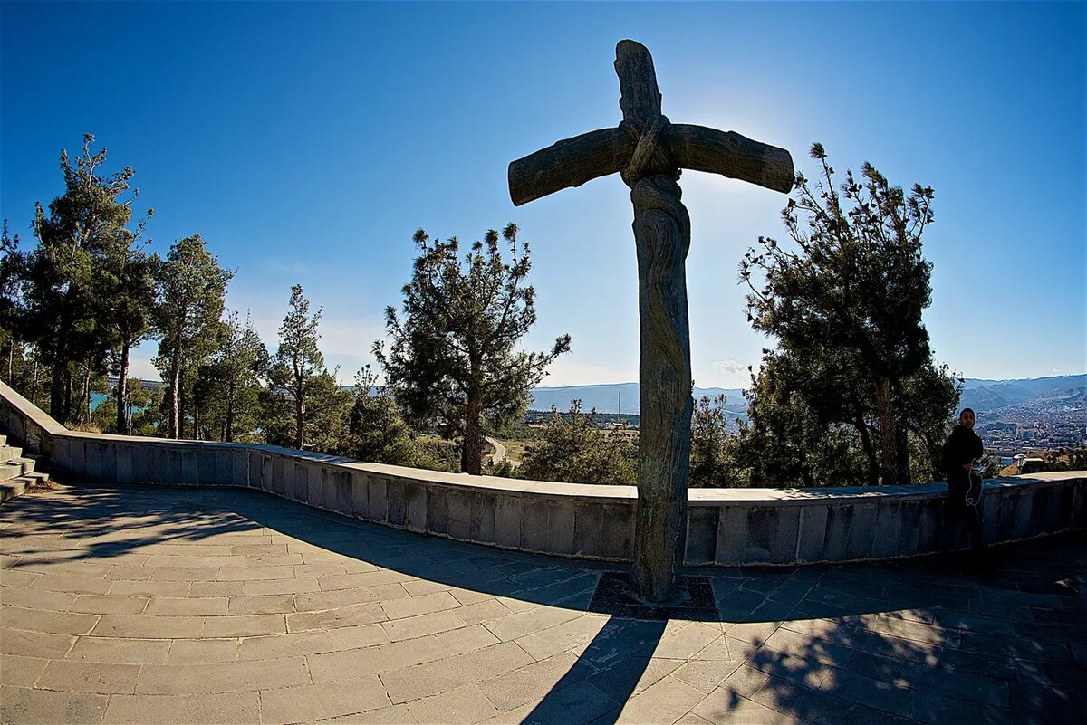 Крест Святой Нино у гигантского скульптурного комплекса "История Грузии".
