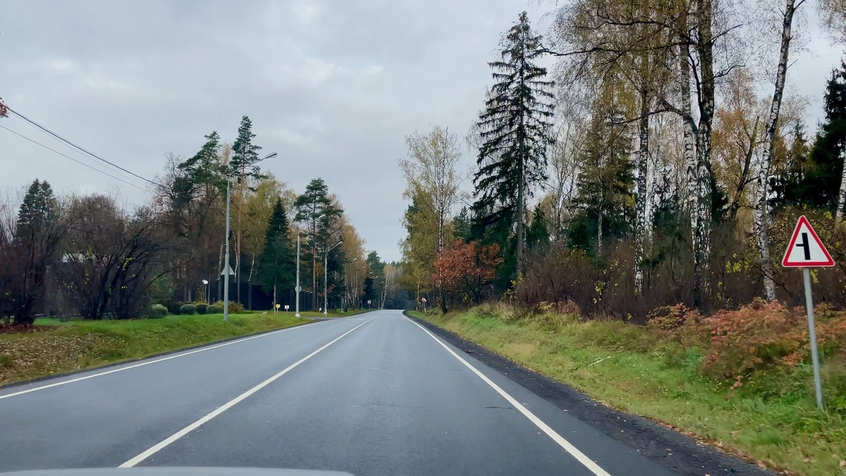 За городом шум исчезает. Начинается то самое спокойствие, ради которого стоит ехать.