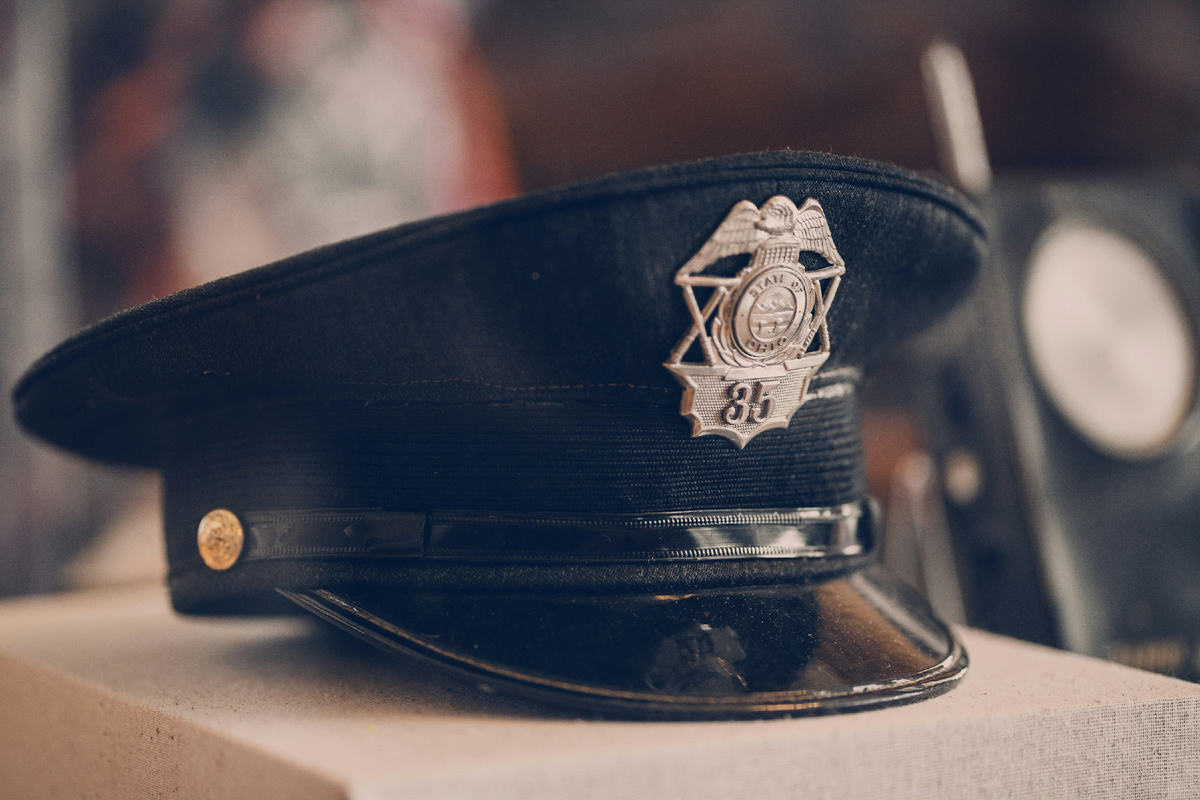 Фотография из https://unsplash.com/photos/a-police-hat-sitting-on-top-of-a-box-od3jdQqX8O8
