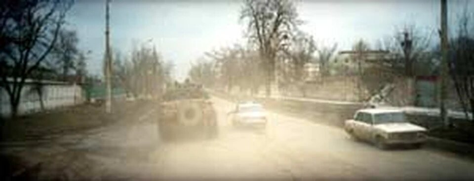 Милицейская «пятерка» догоняет бэтээр, из окна грозят автоматом.

