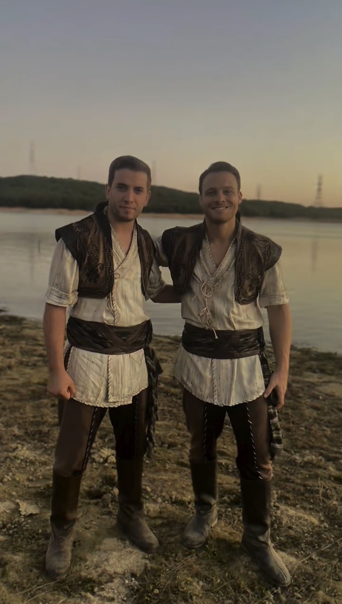 Керем Бюрсин и его дублер в фильме «Избалованный» / «Холоп: Великолепный век»