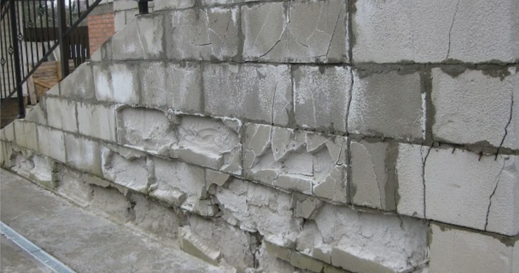 Строите дом из газобетона? Тогда готовьтесь к сырости и трещинам: объясняю почему