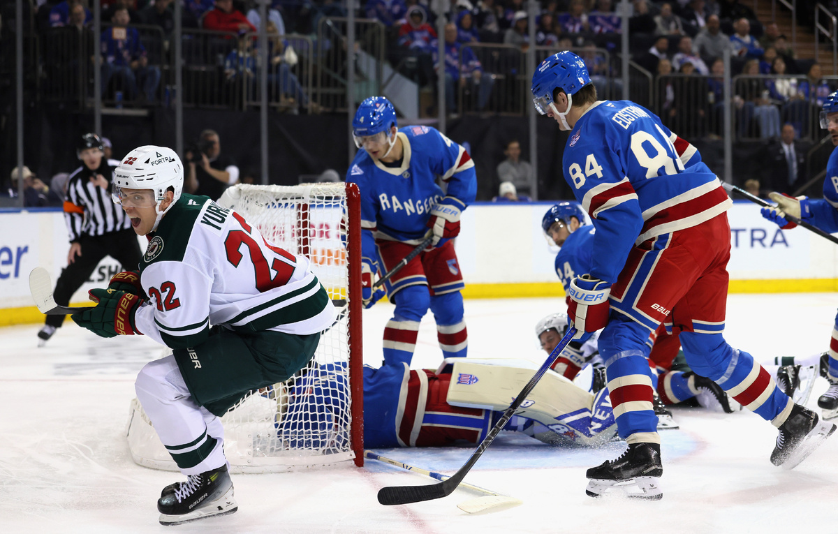    Нападающий "Миннесоты" Данила Юров (слева)  Bruce Bennett/Getty Images