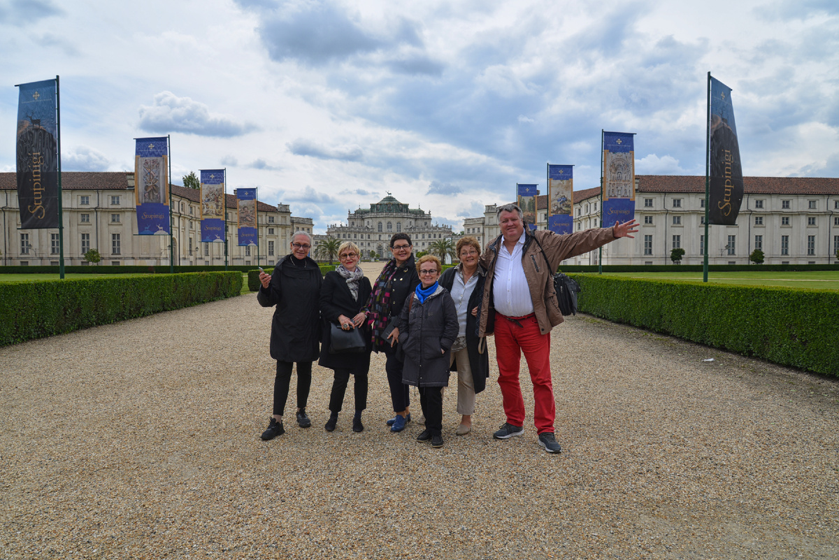 На входе в дворцово-парковый ансамбль La Palazzina di caccia di Stupinigi (Ступиниджи)  и (слева направо) модельер АлександраИвановна Соколова, искусствоведыи Галина Николаевна Габриэль и Светлана Михайловна Ванькович, журналист АлександраГригорьевна Андреева и Ираида Куртовна Ботт рядом со мной. Турин. Пьемонт. Италия. Фотография А.Новикова. Съемка Германа Желанного. 2017