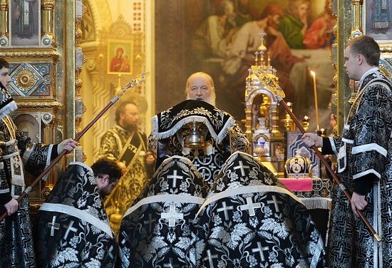 Черный цвет облачений символизирует покаяние и смирение 