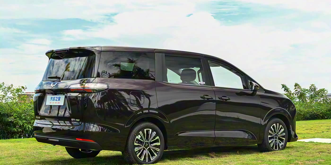 Wuling Starlight 730: китайский «Ларгус» на стероидах или семейный техно-вэн без переплат
