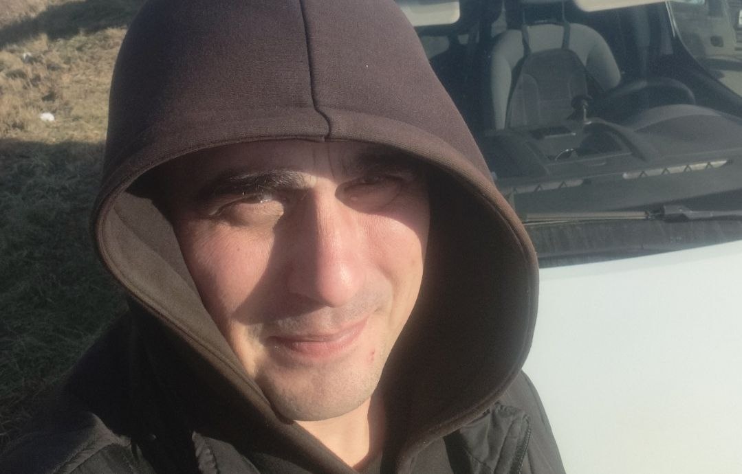 Собственно "Аз есмь" и на фоне рабочая лошадка Pegeot Partner (Фото из моего личного архива).