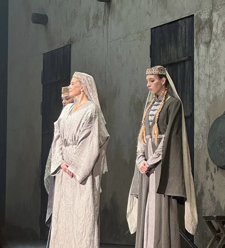 Леди Макбет (Юлия Высоцкая). Сцена из спектакля «Макбет». Театр Моссовета. Фото автора. 