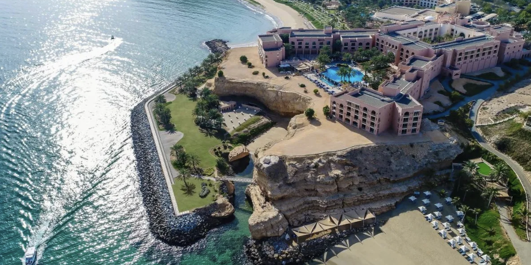 Оман. Туры на прямых рейсах для любителей экзотики в два красивых отеля в пригороде Маската