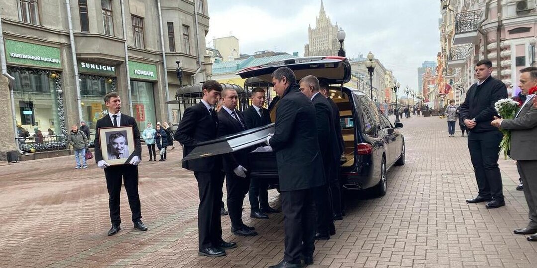 В театре Вахтангова попрощались со своим домовым Меньщиковым