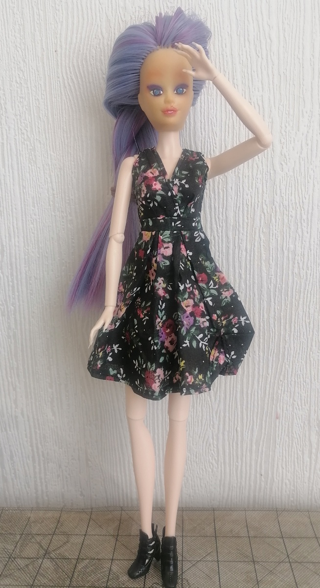 Позирует для отзыва на Озон. Гриву удалось немного усмирить. 