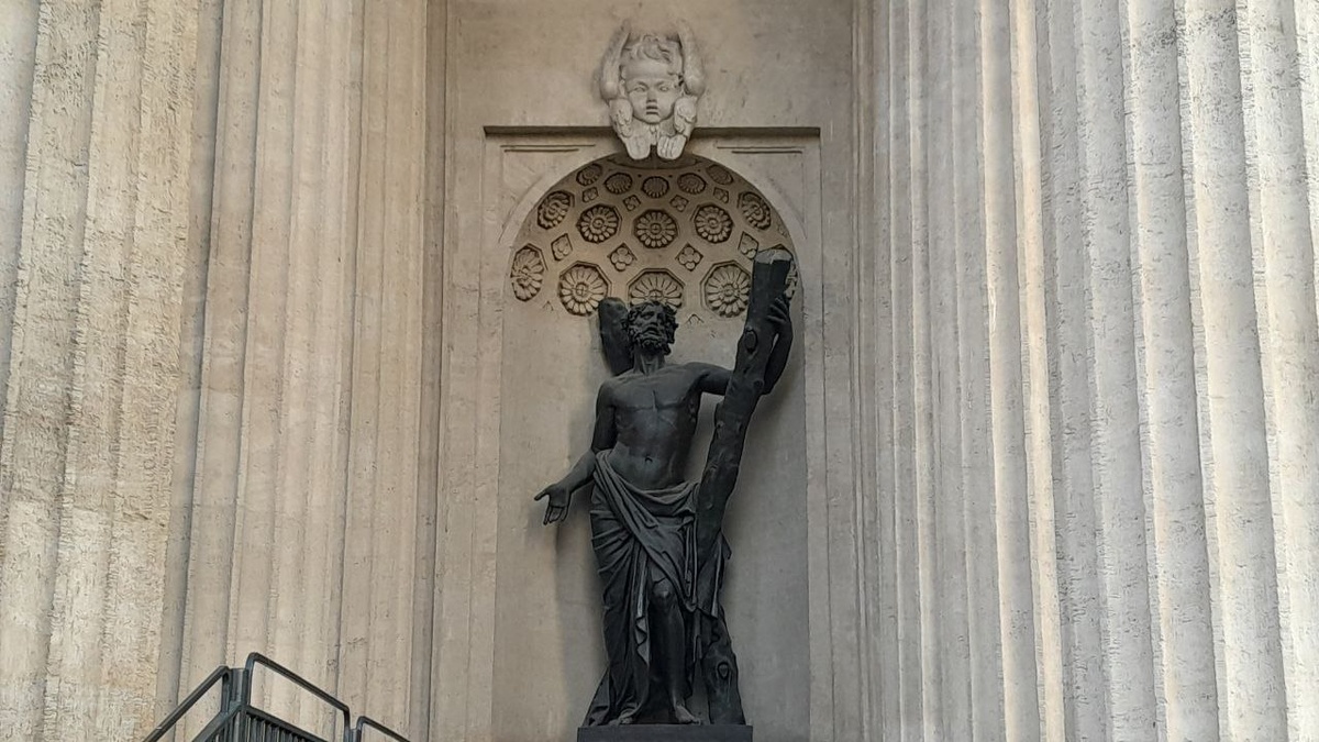 Скульптура апостола Андрея Первозванного. Казанский собор Санкт-Петербург.